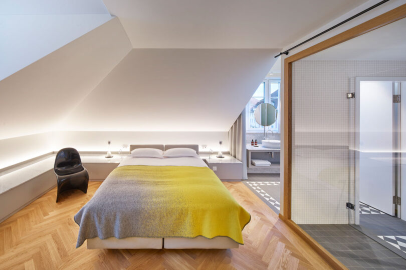 Hotel Caspar - Elektroinstallationen im Zimmer mit Bett und offenem Bad