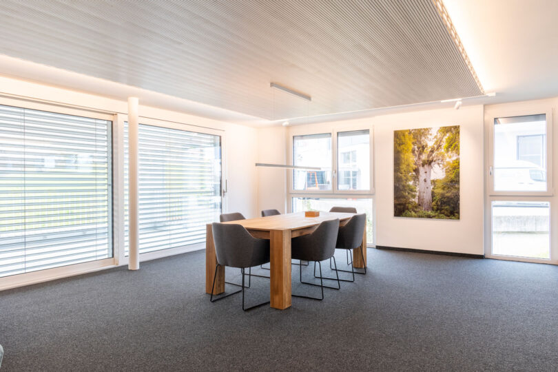 Franz Suter GmbH - offener Meetingraum mit Elektroinstallationen