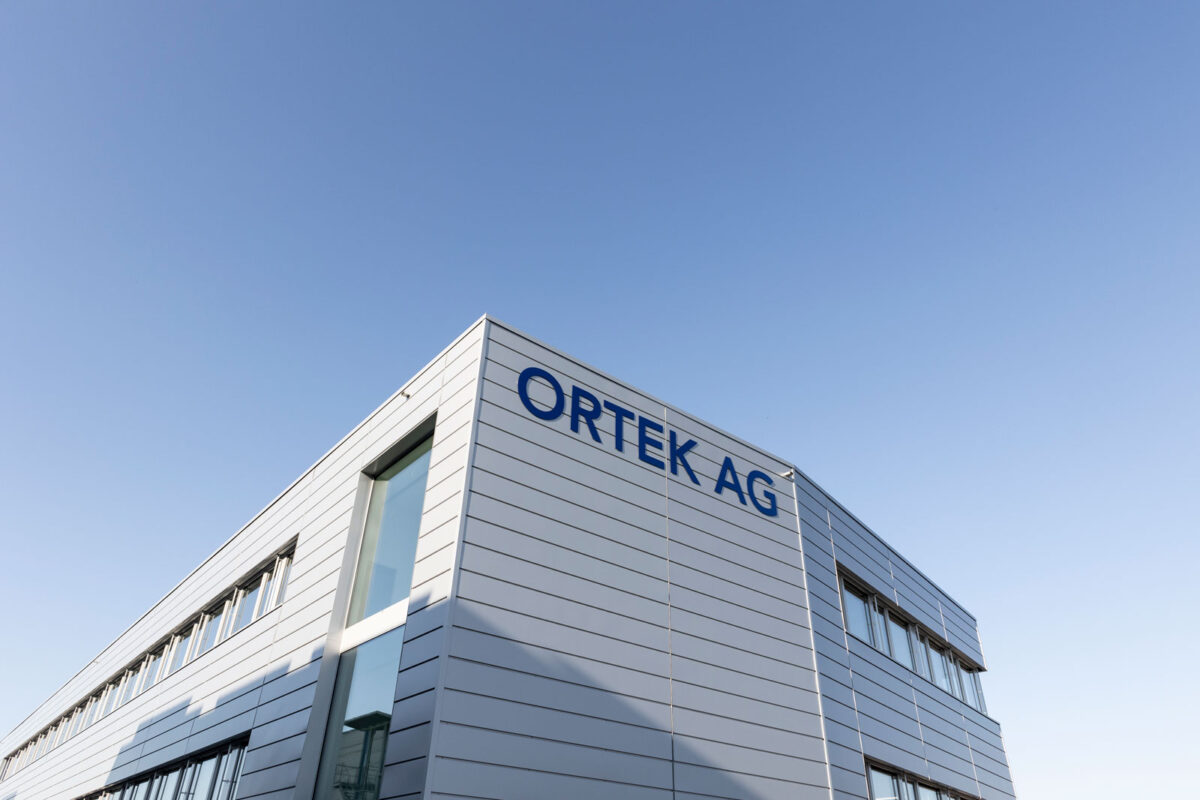 Ortek AG - Gebäude von Aussen mit Elektroinstallationen