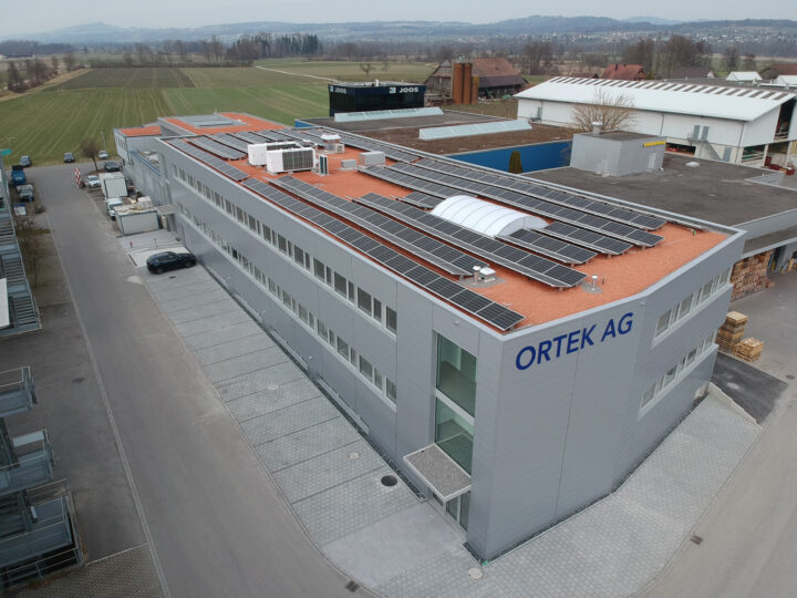 Ortek AG - Gebäude von Oben mit Photovoltaikanlage