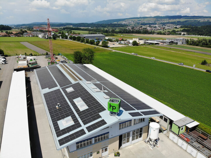 Huwiler & Portmann AG - von Oben mit Photovoltaikanlagen